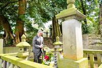 　大岡越前守の墓参りをした尾上松緑＝神奈川県茅ヶ崎市の浄見寺