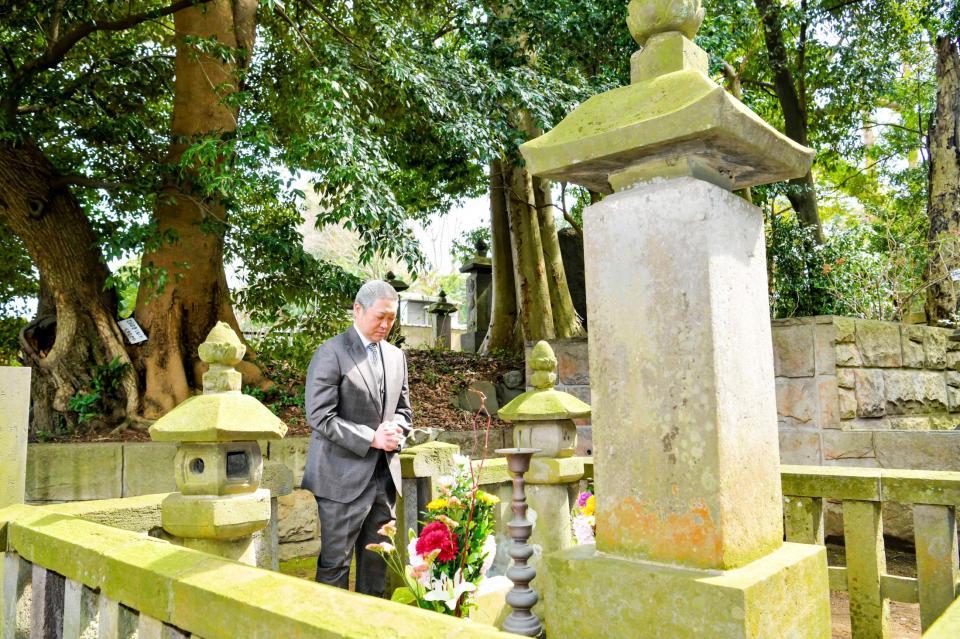 　大岡越前守の墓参りをした尾上松緑＝神奈川県茅ヶ崎市の浄見寺