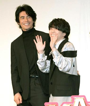 　笑顔を見せる伊藤英明（左）と西畑大吾（撮影・三好信也）