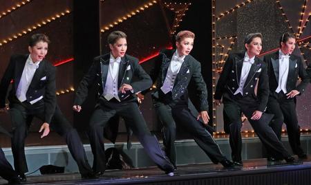 「Ｓｅｎｓａｔｉｏｎａｌ！」でダイナミックなダンスを見せるトップスター彩風咲奈（中央）＝宝塚大劇場