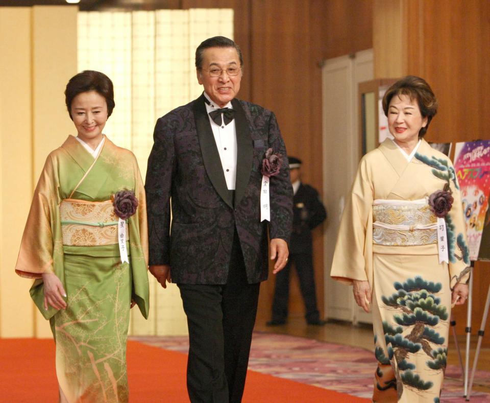 　司葉子（右）と「日本アカデミー賞」のレッドカーペットを歩く宝田明さん＝０８年２月