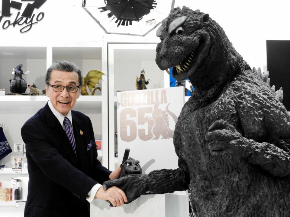 　「ゴジラ＆宝田明　６５周年記念イベント」で初代ゴジラと握手を交わす宝田明さん＝１９年６月