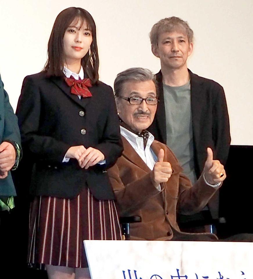 　１０日、映画「世の中にたえて桜のなかりせば」の舞台あいさつに登壇する宝田明さん（中央）。最後の姿となった