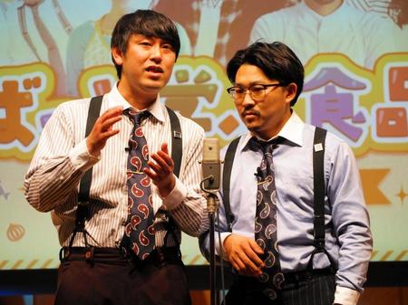 　ネタを披露するオズワルドの畠中悠（左）と伊藤俊介