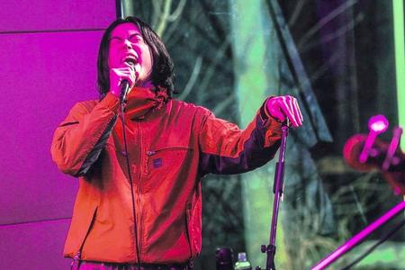 合宿所からの配信ライブで歌う菅田将暉（撮影・上飯坂一）