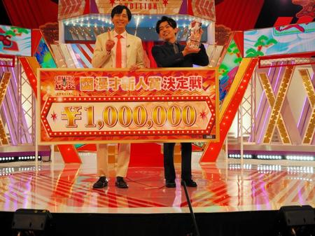 （左から）優勝したカベポスターの永見大吾、浜田順平