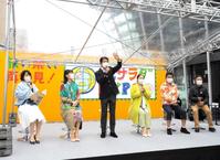 　イベントに出席した（左から）東留伽アナウンサー、向井亜紀、神田正輝、三船美佳、勝俣州和、ラッシャー板前＝グランフロント大阪・うめきた広場