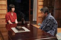 勇（目黒祐樹）から母・安子の話を雉真家の居間で聞くるい（深津絵里）