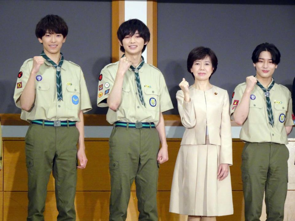 　ガッツポーズをする（左から）深田竜生、内村颯太、鰐淵洋子政務官、安嶋秀生