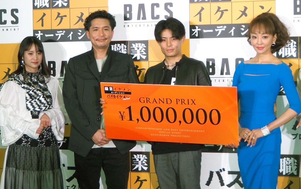 　グランプリを獲得した岡部紘汰さん（右から２人目）と審査員の神田うの（右端）
