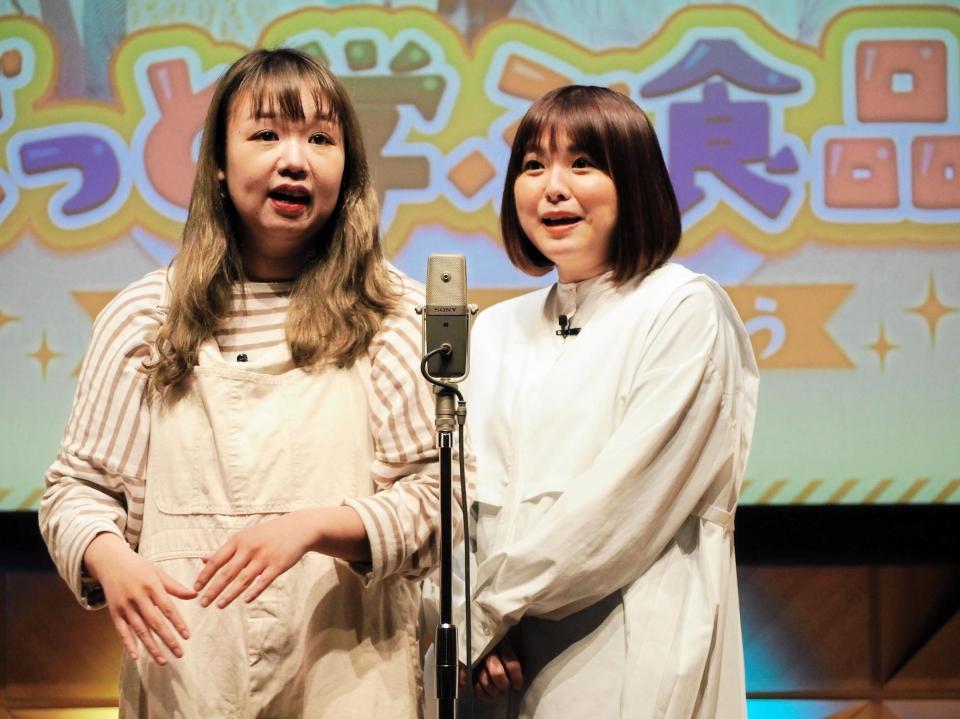 　ネタを披露するＴＥＡＭ　ＢＡＮＡＮＡの藤本友美（左）と山田愛実