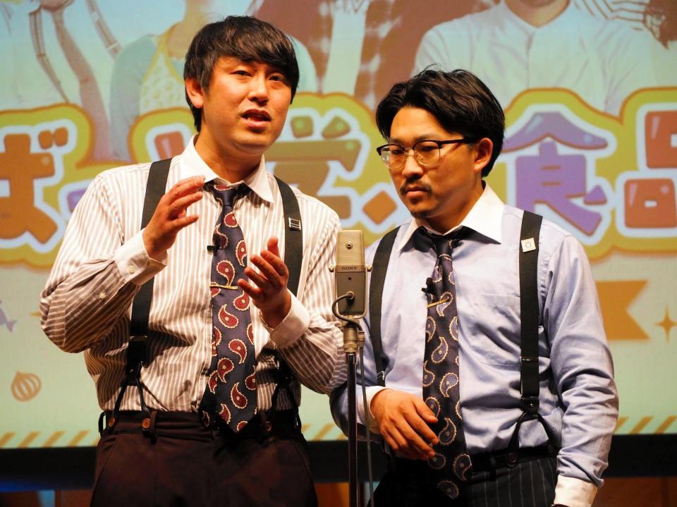 　ネタを披露するオズワルドの畠中悠（左）と伊藤俊介