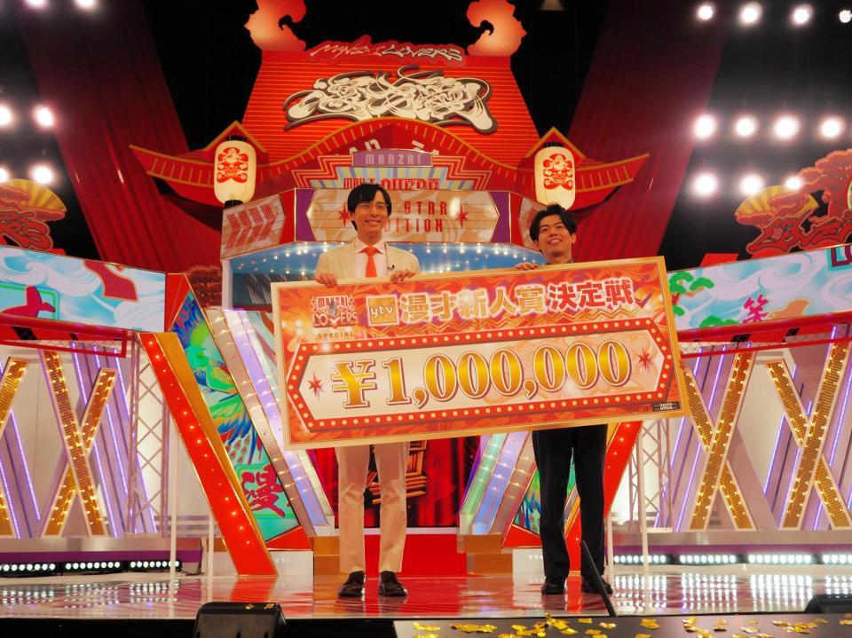 （左から）優勝したカベポスターの永見大吾、浜田順平