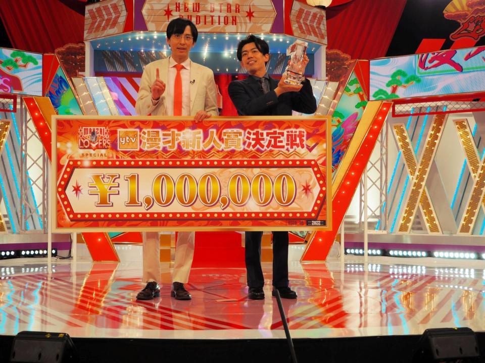 （左から）優勝したカベポスターの永見大吾、浜田順平