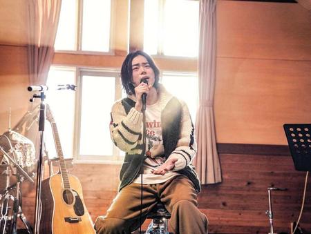 　合宿所からの配信ライブで歌う菅田将暉（撮影・上飯坂一）
