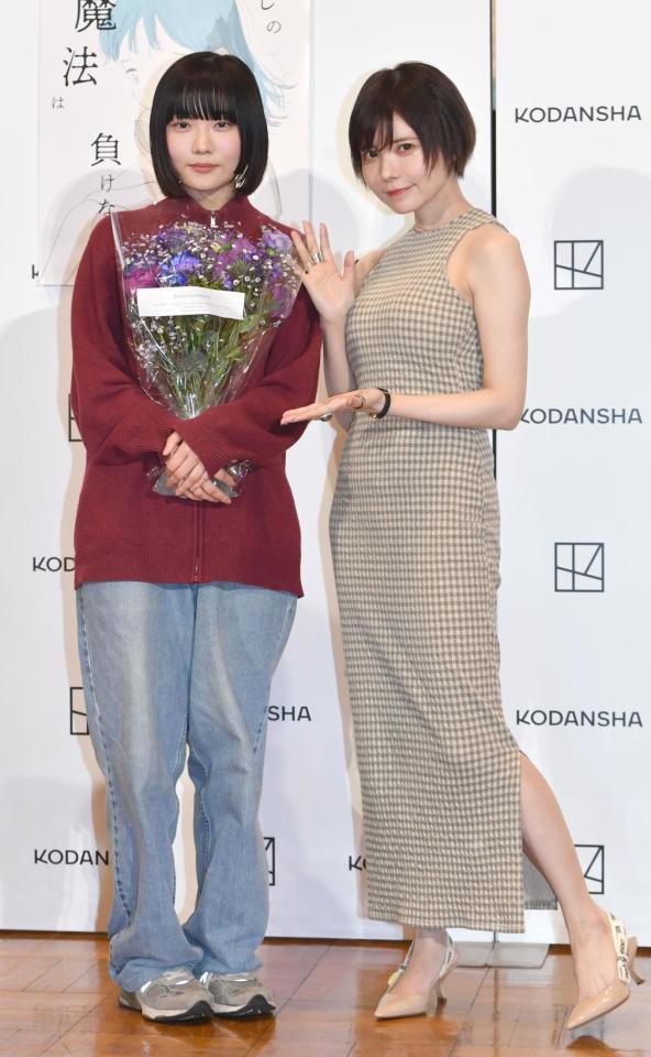 　ミスｉＤ２０２２グランプリに輝いた金井球さん（左）を祝福する益若つばさ（撮影・佐々木彰尚）