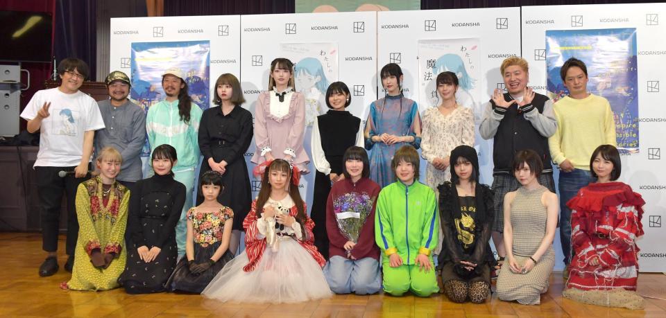 　ミスｉＤ２０２２の受賞者と審査員を務めた益若つばさ（前列右から２人目）ら（撮影・佐々木彰尚）