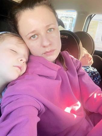 　子供２人を連れてウクライナとポーランドの国境で許可を待つ男性の妹