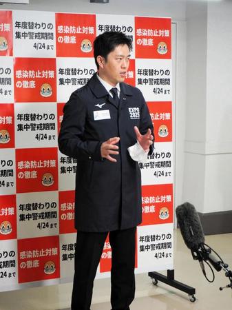 取材に応じる吉村洋文知事