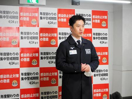 取材に応じる吉村洋文知事