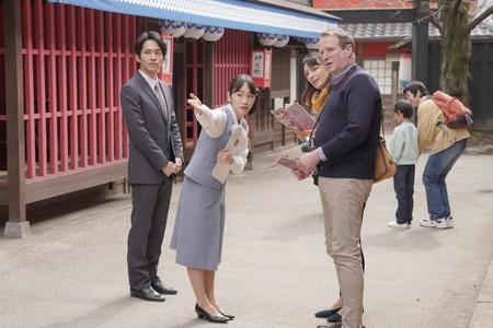 映画村で外国人観光客を案内するひなた（川栄李奈）と榊原（平埜生成・左）