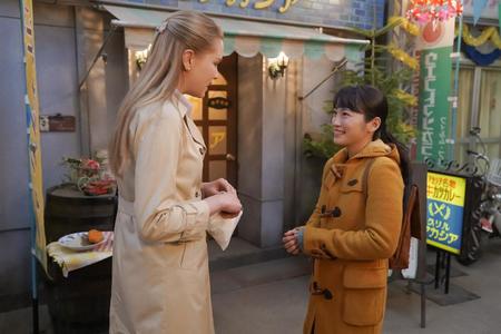 あかね通り商店街でメアリーと話すひなた（川栄李奈）