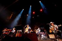 　デビュー記念日の公演でファンを魅了したＢＥＧＩＮの（前列左から）上地等、比嘉栄昇、島袋優