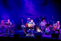 　デビュー記念日の公演でファンを魅了したＢＥＧＩＮの（前列左から）上地等、比嘉栄昇、島袋優