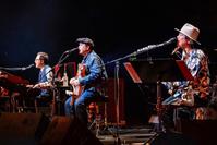 　デビュー記念日の公演でファンを魅了したＢＥＧＩＮの（左から）上地等、比嘉栄昇、島袋優