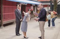 映画村で外国人観光客を案内するひなた（川栄李奈）と榊原（平埜生成・左）
