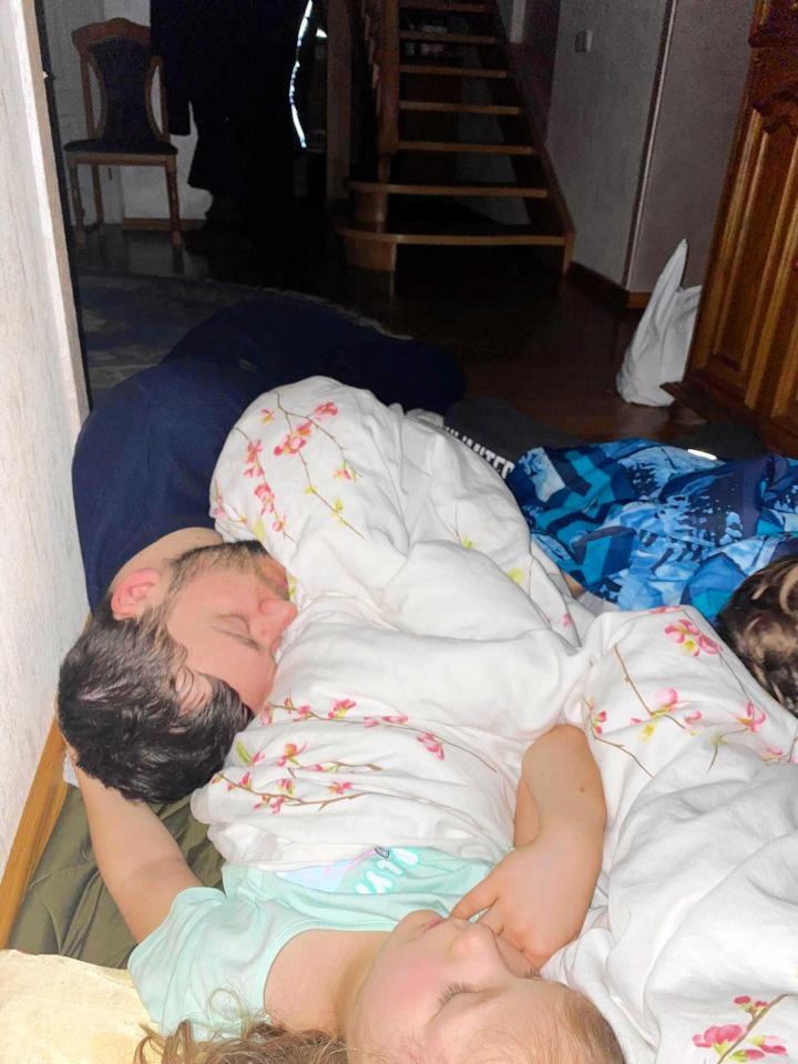 　男性の家族らは西ウクライナの親戚宅に移動。アパートの一番安全な場所である廊下で夜を過ごす　