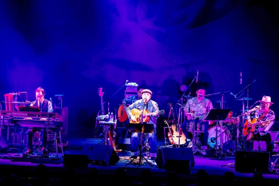 　デビュー記念日の公演でファンを魅了したＢＥＧＩＮの（前列左から）上地等、比嘉栄昇、島袋優