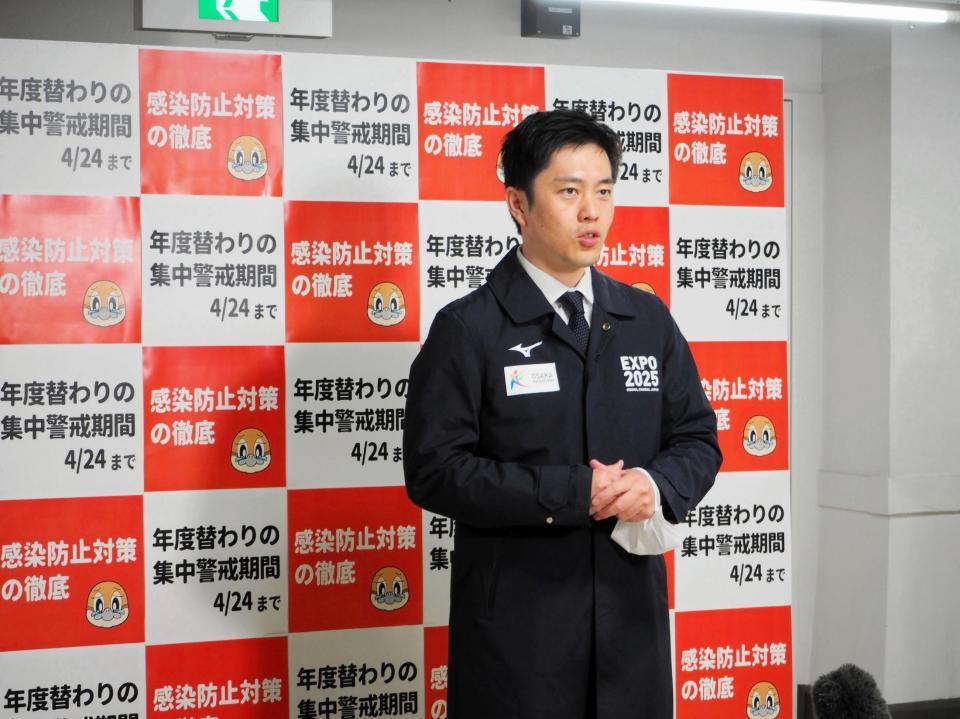 取材に応じる吉村洋文知事