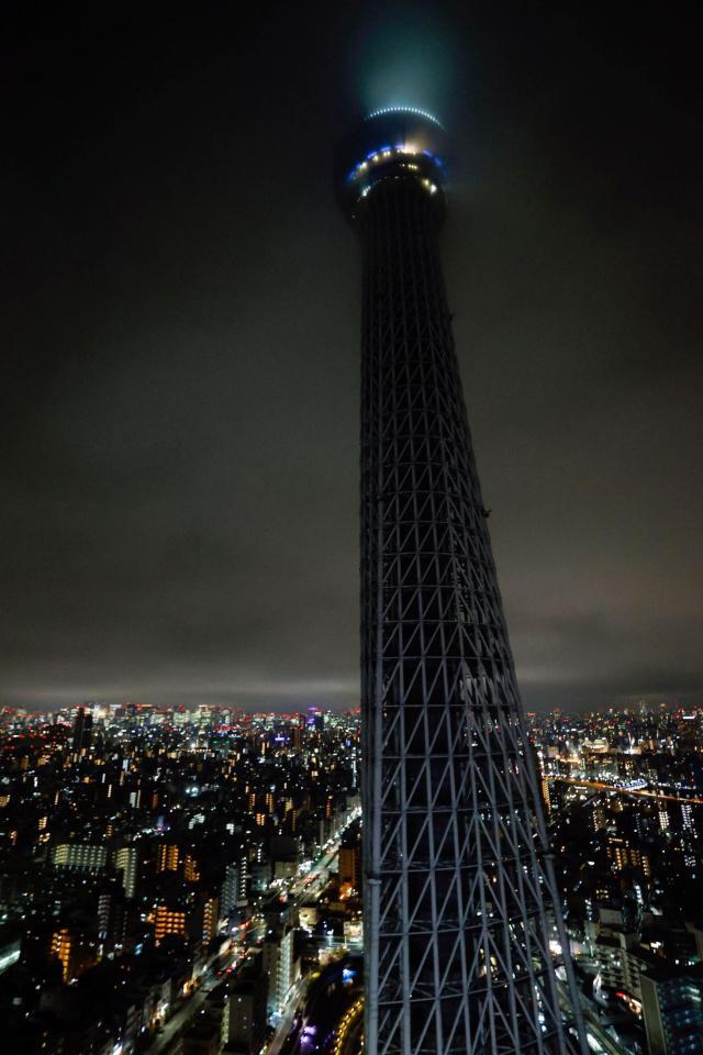 　電力需給逼迫警報の発令を受け、ライトアップが中止された東京スカイツリー＝２２日午後７時１９分、東京都墨田区