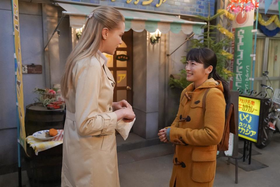 あかね通り商店街でメアリーと話すひなた（川栄李奈）