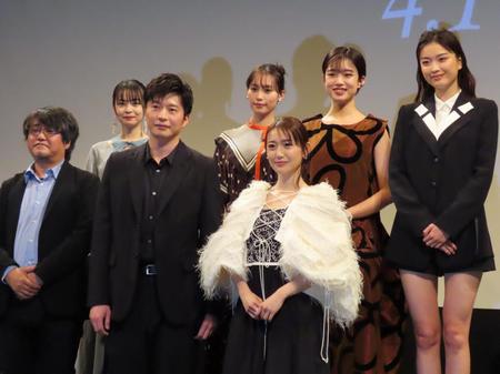 映画「女子高生に殺されたい」の完成披露上映会に出席した（後列左から）莉子、南沙良、河合優実、茅島みずき（前列左から）城定秀夫監督、田中圭、大島優子＝都内