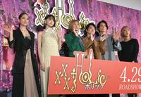 　客席に手を振る（左から）吉岡里帆、玉城ティナ、柴咲コウ、神木隆之介、松村北斗、蜷川実花監督＝東京・丸の内ピカデリー（撮影・開出牧）