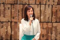 　会見で取材に応じる首藤奈知子アナウンサー