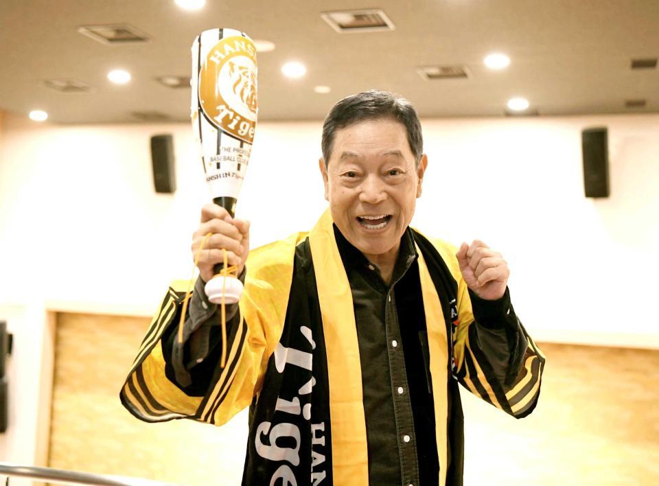 　法被姿で阪神にエールを送る月亭八方（撮影・石井剣太郎）