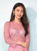 セクシーなシースルーの衣装で笑顔の加治ひとみ＝東京・ＳＴＵＤＩＯ　ＴＯＭＯＤＹ（撮影・金田祐二）