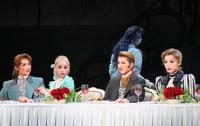　花組「冬霞の巴里」の希波らいと、愛蘭みこ、飛龍つかさ、紫門ゆりや（左から）＝シアター・ドラマシティ