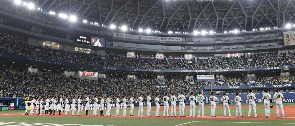 　開幕セレモニーで国歌斉唱をする阪神ナイン（撮影・田中太一）