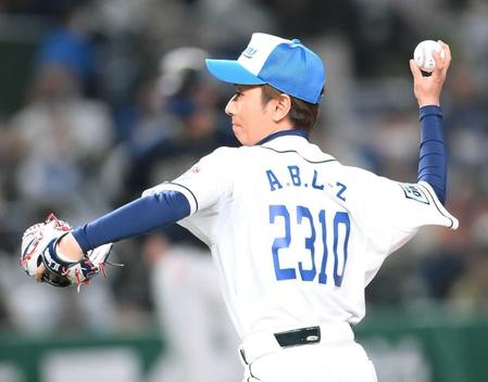 　２３１０（ふみと）の背番号を背負い、始球式を務めるＡ．Ｂ．Ｃ－Ｚ・河合郁人＝ベルーナドーム（撮影・堀内翔）