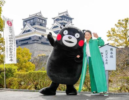 　熊本城を背にくまモンと笑顔を見せる石川さゆり