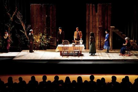 　家福（西島秀俊＝左から３人目）が多言語演劇を行うシーン（Ｃ）２０２１「ドライブ・マイ・カー」製作委員会