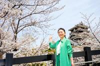 　熊本城の宇土櫓と桜をバックに春を感じる石川さゆり＝熊本県熊本市