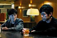 　家福（西島＝右）が高槻（岡田＝左）と飲み交わすシーン（Ｃ）２０２１「ドライブ・マイ・カー」製作委員会