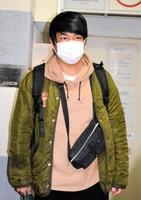 　京都・よしもと祇園花月の楽屋口で不倫について報道陣に謝罪した天竺鼠の瀬下豊