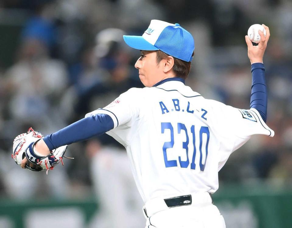 　２３１０（ふみと）の背番号を背負い、始球式を務めるＡ．Ｂ．Ｃ－Ｚ・河合郁人＝ベルーナドーム（撮影・堀内翔）