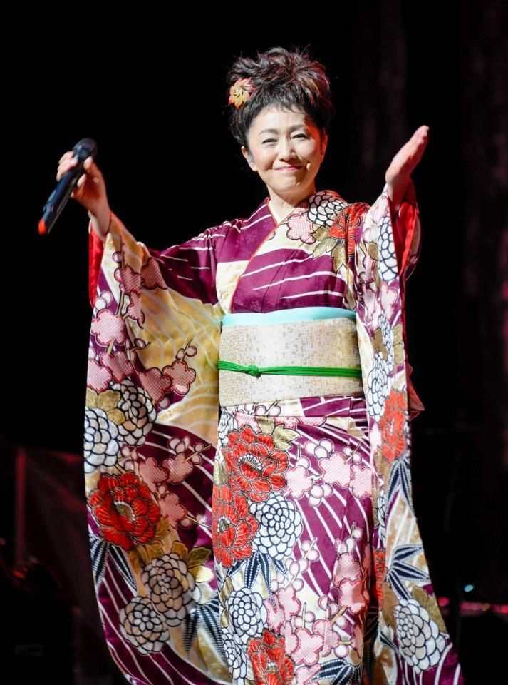 　あでやかな着物姿で凱旋ステージに立った石川さゆり＝熊本城ホール